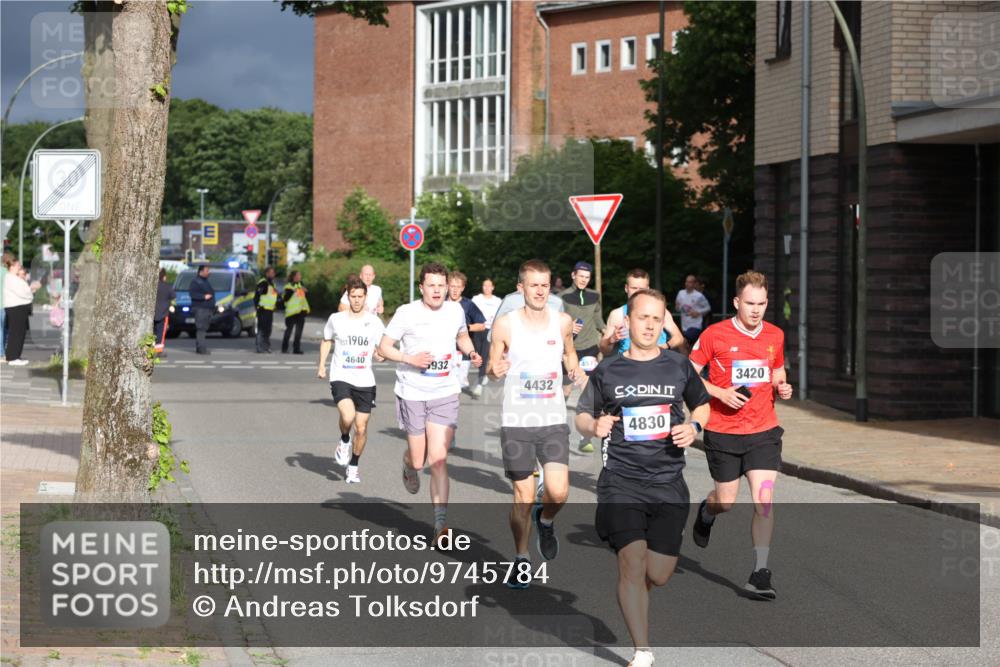 12.06.2026 - Holstenköstenlauf Andreas Tolksdorf http://msf.ph/oto/9745784 12.06.2026 19:08:37 Laufen 1906, 4640, 932, 3420, 4432, 4830 meine-sportfotos.de