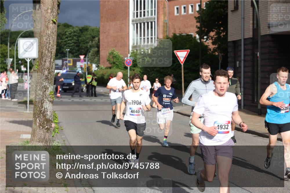 12.06.2026 - Holstenköstenlauf Andreas Tolksdorf http://msf.ph/oto/9745788 12.06.2026 19:08:39 Laufen 1906, 4640, 3015, 3253, 4932 meine-sportfotos.de