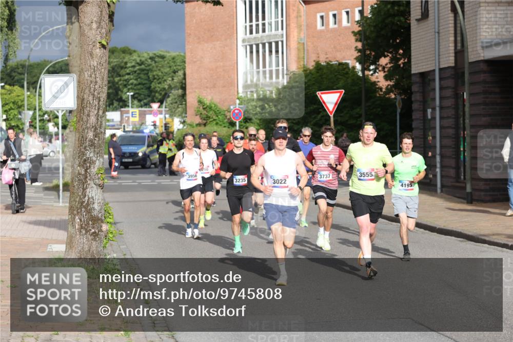 12.06.2026 - Holstenköstenlauf Andreas Tolksdorf http://msf.ph/oto/9745808 12.06.2026 19:08:48 Laufen 3956, 210, 3235, 3737, 3555, 3022, 4195 meine-sportfotos.de
