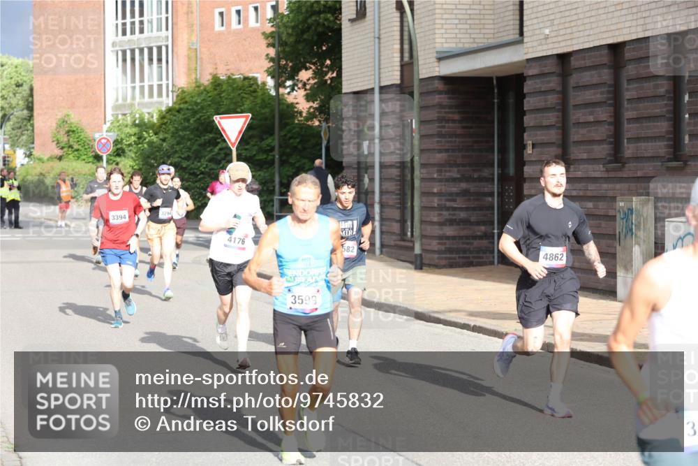 12.06.2026 - Holstenköstenlauf Andreas Tolksdorf http://msf.ph/oto/9745832 12.06.2026 19:09:01 Laufen 3394, 3294, 4176, 3599, 582, 4862, 3 meine-sportfotos.de