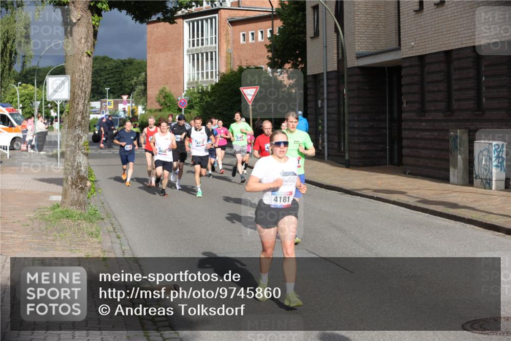 12.06.2026 - Holstenköstenlauf Andreas Tolksdorf http://msf.ph/oto/9745860 12.06.2026 19:09:16 Laufen 4438, 4413, 4193, 4181 meine-sportfotos.de