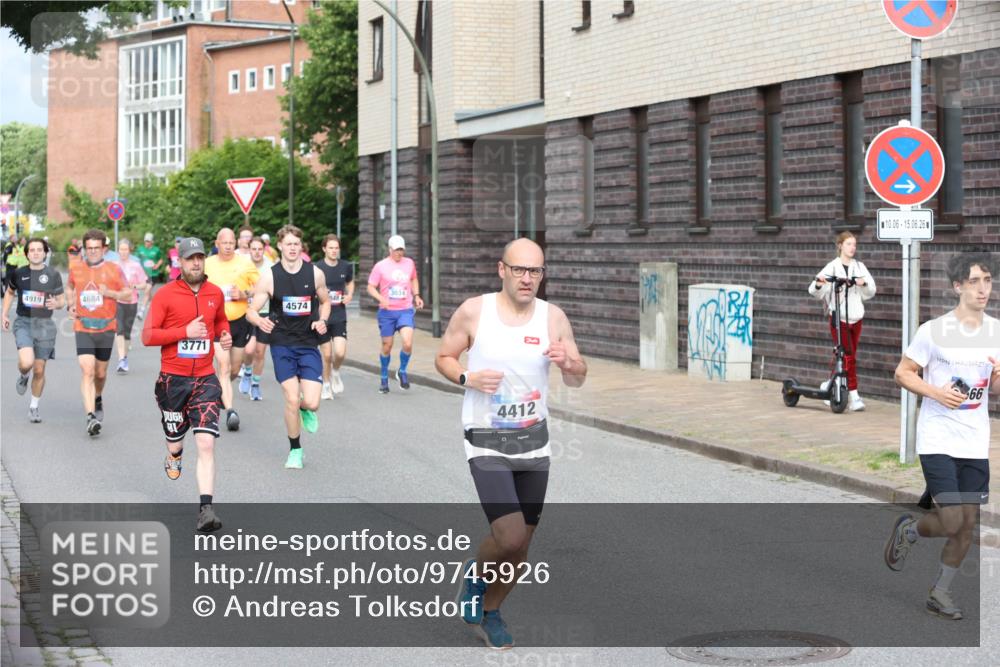 12.06.2026 - Holstenköstenlauf Andreas Tolksdorf http://msf.ph/oto/9745926 12.06.2026 19:09:58 Laufen 4919, 4684, 3771, 4574, 3034, 4412, 10, 06, 15, 06, 26, 66 meine-sportfotos.de