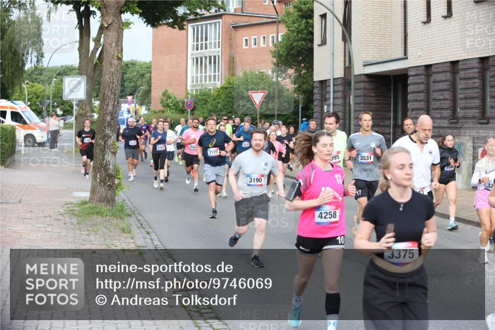 12.06.2026 - Holstenköstenlauf Andreas Tolksdorf http://msf.ph/oto/9746069 12.06.2026 19:11:20 Laufen 3708, 3174, 3763, 4363, 3120, 3190, 095, 3531, 17, 17, 4258, 10, 3375, 3566, 32 meine-sportfotos.de