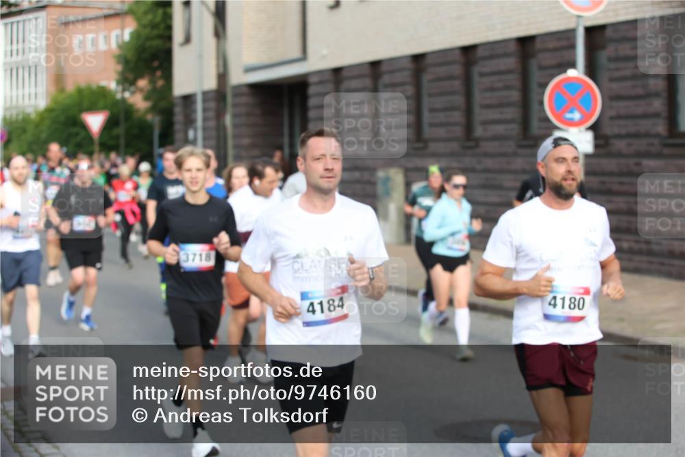 12.06.2026 - Holstenköstenlauf Andreas Tolksdorf http://msf.ph/oto/9746160 12.06.2026 19:12:21 Laufen 3718, 4184, 4180 meine-sportfotos.de