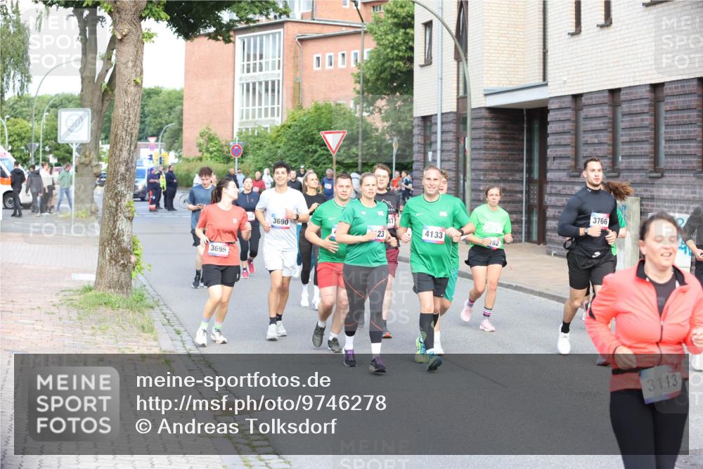 12.06.2026 - Holstenköstenlauf Andreas Tolksdorf http://msf.ph/oto/9746278 12.06.2026 19:13:36 Laufen 3695, 3690, 23, 4133, 82, 3766, 3113 meine-sportfotos.de