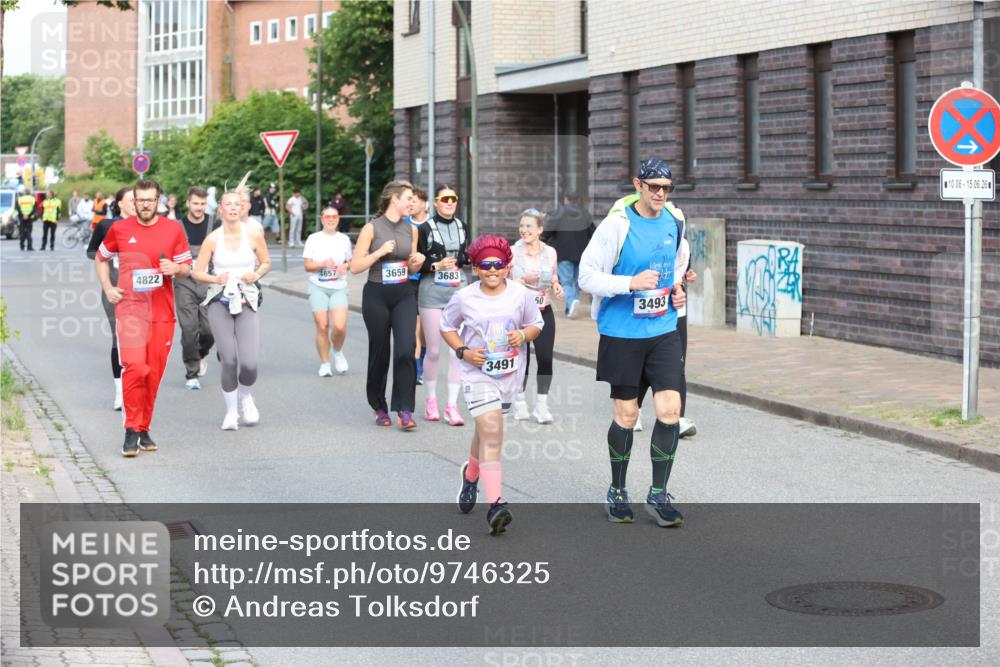 12.06.2026 - Holstenköstenlauf Andreas Tolksdorf http://msf.ph/oto/9746325 12.06.2026 19:14:21 Laufen 4822, 3659, 3683, 50, 3493, 3491, 10, 06, 15, 06, 26 meine-sportfotos.de