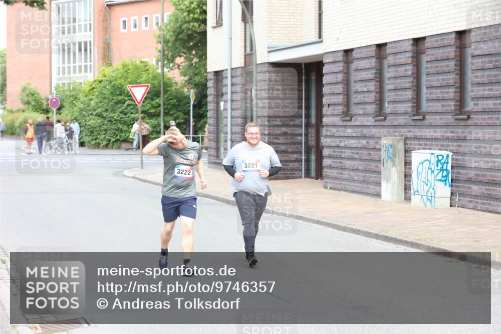 12.06.2026 - Holstenköstenlauf Andreas Tolksdorf http://msf.ph/oto/9746357 12.06.2026 19:15:18 Laufen 3221, 3222 meine-sportfotos.de