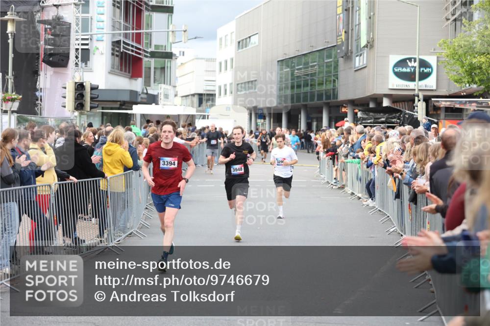 12.06.2026 - Holstenköstenlauf Andreas Tolksdorf http://msf.ph/oto/9746679 12.06.2026 19:46:36 Laufen 3394, 3948, 3296 meine-sportfotos.de