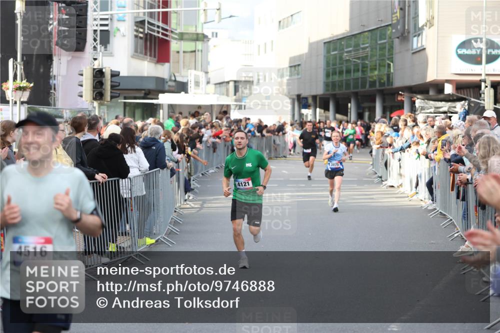12.06.2026 - Holstenköstenlauf Andreas Tolksdorf http://msf.ph/oto/9746888 12.06.2026 19:49:30 Laufen 4516, 3875, 4121 meine-sportfotos.de