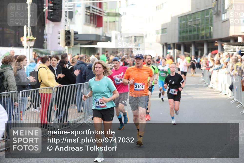 12.06.2026 - Holstenköstenlauf Andreas Tolksdorf http://msf.ph/oto/9747032 12.06.2026 19:51:26 Laufen 4245, 3839, 3107, 3949 meine-sportfotos.de