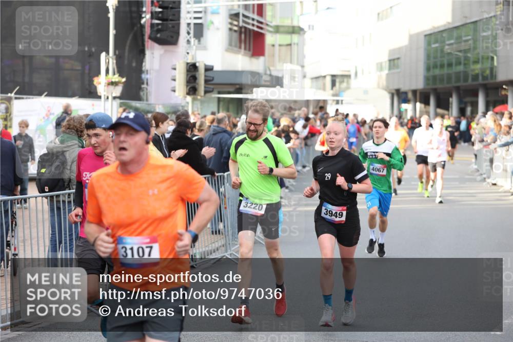 12.06.2026 - Holstenköstenlauf Andreas Tolksdorf http://msf.ph/oto/9747036 12.06.2026 19:51:27 Laufen 3107, 29, 4067, 3220, 3949 meine-sportfotos.de
