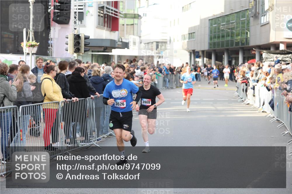 12.06.2026 - Holstenköstenlauf Andreas Tolksdorf http://msf.ph/oto/9747099 12.06.2026 19:52:12 Laufen 3526, 3909 meine-sportfotos.de