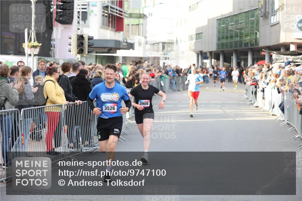12.06.2026 - Holstenköstenlauf Andreas Tolksdorf http://msf.ph/oto/9747100 12.06.2026 19:52:12 Laufen 3526, 3909 meine-sportfotos.de