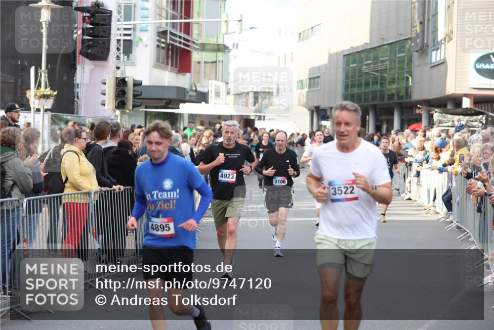 12.06.2026 - Holstenköstenlauf Andreas Tolksdorf http://msf.ph/oto/9747120 12.06.2026 19:52:31 Laufen 4923, 4895, 3106, 3522 meine-sportfotos.de