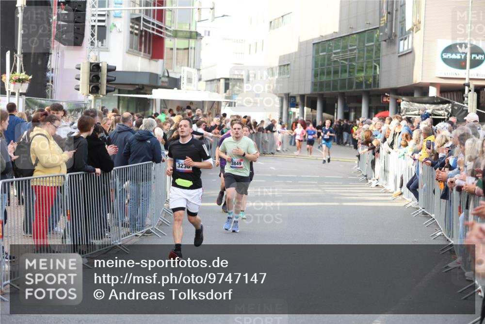 12.06.2026 - Holstenköstenlauf Andreas Tolksdorf http://msf.ph/oto/9747147 12.06.2026 19:52:55 Laufen 3236, 3849 meine-sportfotos.de