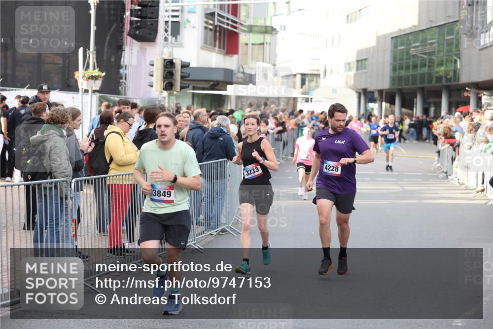 12.06.2026 - Holstenköstenlauf Andreas Tolksdorf http://msf.ph/oto/9747153 12.06.2026 19:52:58 Laufen 3849, 3233, 4228 meine-sportfotos.de