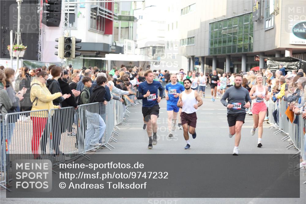 12.06.2026 - Holstenköstenlauf Andreas Tolksdorf http://msf.ph/oto/9747232 12.06.2026 19:54:12 Laufen 3827, 3573, 704, 4865 meine-sportfotos.de