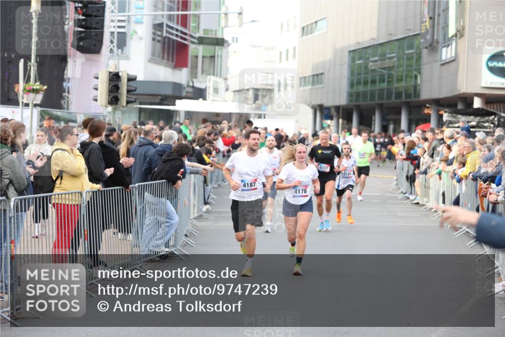 12.06.2026 - Holstenköstenlauf Andreas Tolksdorf http://msf.ph/oto/9747239 12.06.2026 19:54:19 Laufen 11, 4187, 4178, 4237 meine-sportfotos.de