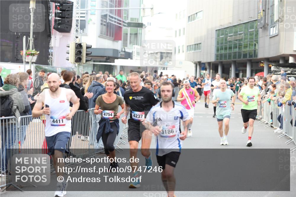 12.06.2026 - Holstenköstenlauf Andreas Tolksdorf http://msf.ph/oto/9747246 12.06.2026 19:54:23 Laufen 4411, 4754, 4237, 3186, 3455, 3095 meine-sportfotos.de
