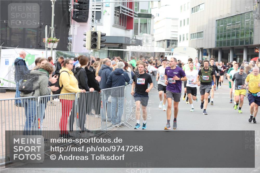 12.06.2026 - Holstenköstenlauf Andreas Tolksdorf http://msf.ph/oto/9747258 12.06.2026 19:54:36 Laufen 202, 3557, 3434, 4868, 4225, 4184, 4625, 37 meine-sportfotos.de