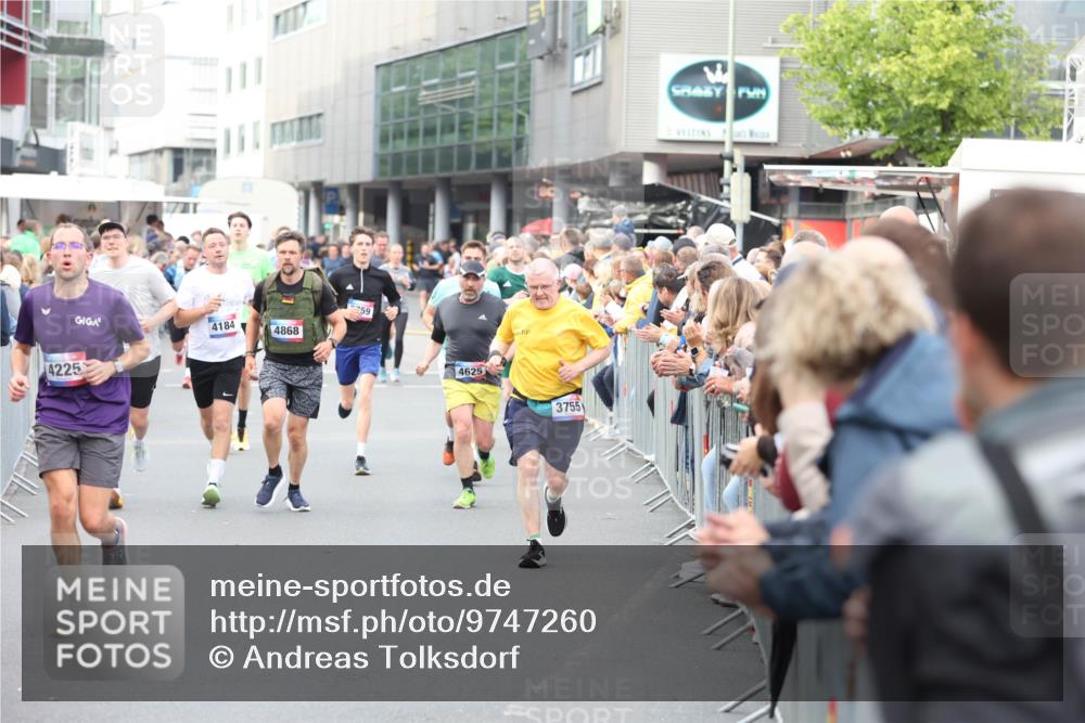 12.06.2026 - Holstenköstenlauf Andreas Tolksdorf http://msf.ph/oto/9747260 12.06.2026 19:54:38 Laufen 4225, 59, 4184, 4868, 4625, 3755 meine-sportfotos.de