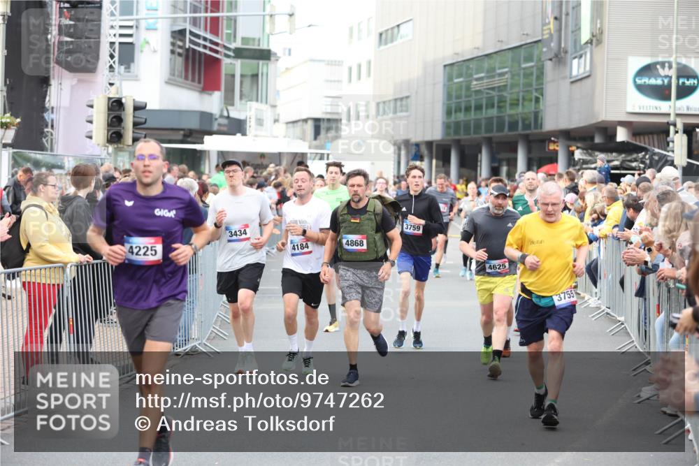 12.06.2026 - Holstenköstenlauf Andreas Tolksdorf http://msf.ph/oto/9747262 12.06.2026 19:54:39 Laufen 4225, 3434, 4184, 4868, 3759, 4625, 3755 meine-sportfotos.de