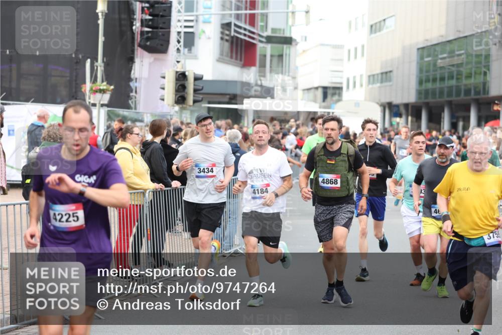 12.06.2026 - Holstenköstenlauf Andreas Tolksdorf http://msf.ph/oto/9747264 12.06.2026 19:54:40 Laufen 3434, 4184, 4225, 4868, 46, 3755 meine-sportfotos.de