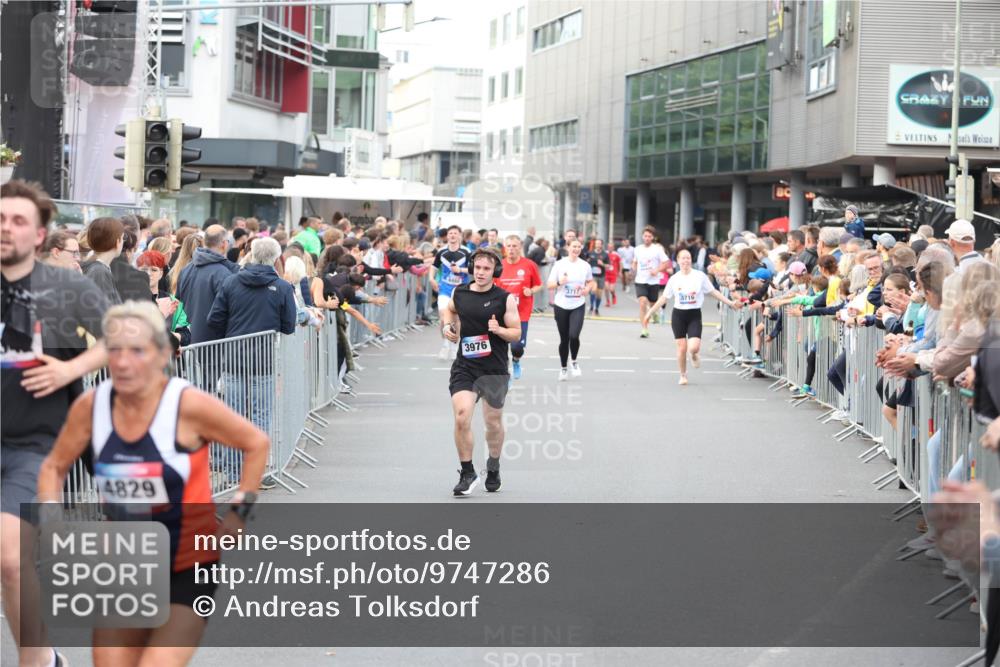 12.06.2026 - Holstenköstenlauf Andreas Tolksdorf http://msf.ph/oto/9747286 12.06.2026 19:54:58 Laufen 4829, 3976, 3717, 3716 meine-sportfotos.de