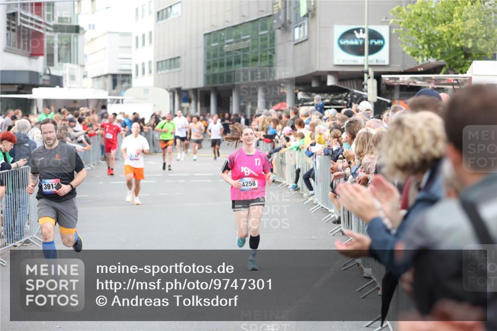 12.06.2026 - Holstenköstenlauf Andreas Tolksdorf http://msf.ph/oto/9747301 12.06.2026 19:55:11 Laufen 3913, 4258, 10 meine-sportfotos.de