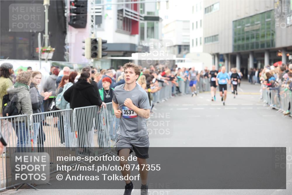 12.06.2026 - Holstenköstenlauf Andreas Tolksdorf http://msf.ph/oto/9747355 12.06.2026 19:55:55 Laufen 3537 meine-sportfotos.de