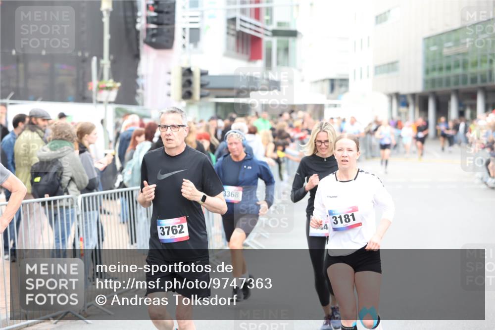 12.06.2026 - Holstenköstenlauf Andreas Tolksdorf http://msf.ph/oto/9747363 12.06.2026 19:56:07 Laufen 3762, 3368, 3181 meine-sportfotos.de