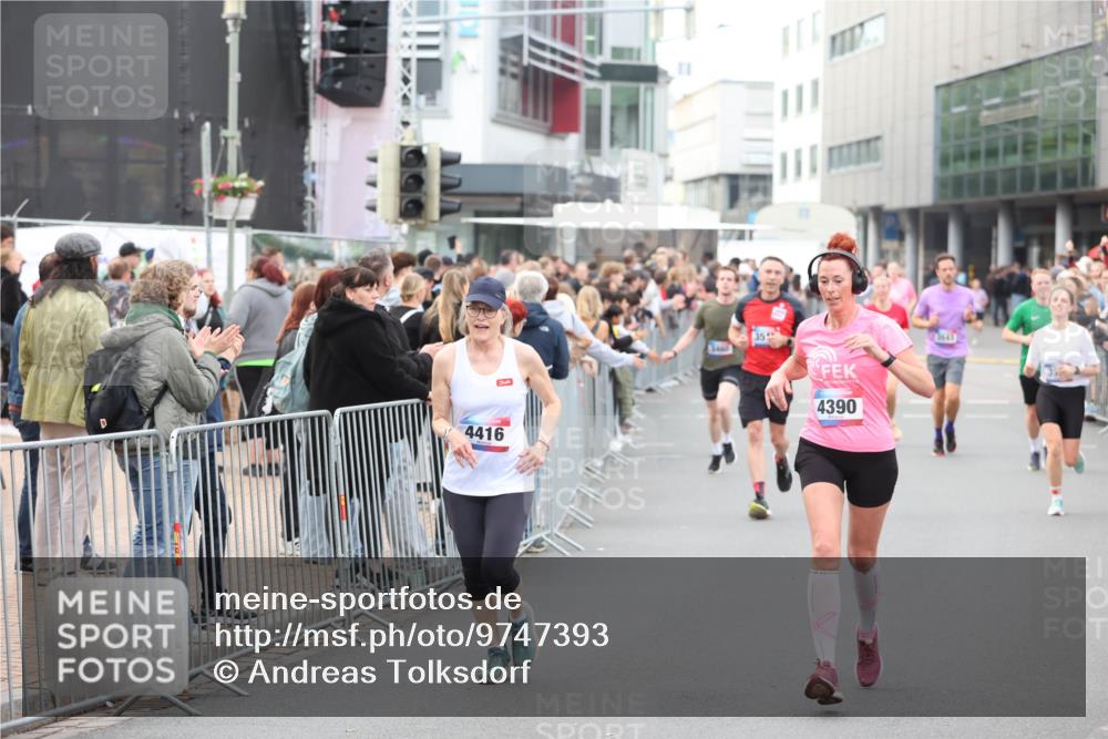 12.06.2026 - Holstenköstenlauf Andreas Tolksdorf http://msf.ph/oto/9747393 12.06.2026 19:56:33 Laufen 4416, 35, 4390 meine-sportfotos.de