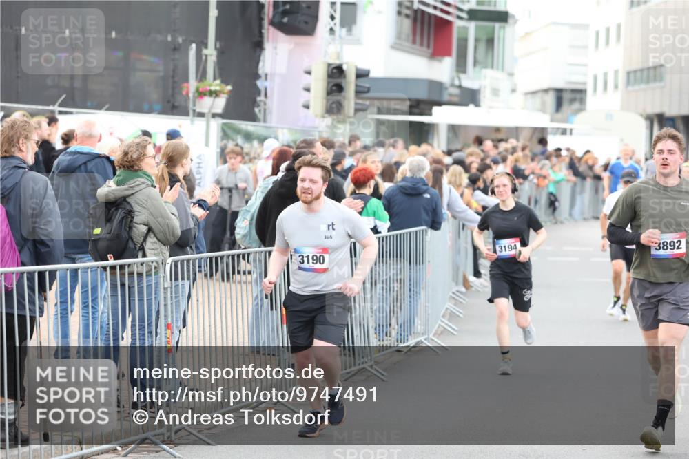 12.06.2026 - Holstenköstenlauf Andreas Tolksdorf http://msf.ph/oto/9747491 12.06.2026 19:58:14 Laufen 3190, 3194, 3892 meine-sportfotos.de