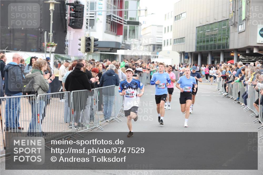 12.06.2026 - Holstenköstenlauf Andreas Tolksdorf http://msf.ph/oto/9747529 12.06.2026 19:58:47 Laufen 4615, 3417, 3411 meine-sportfotos.de