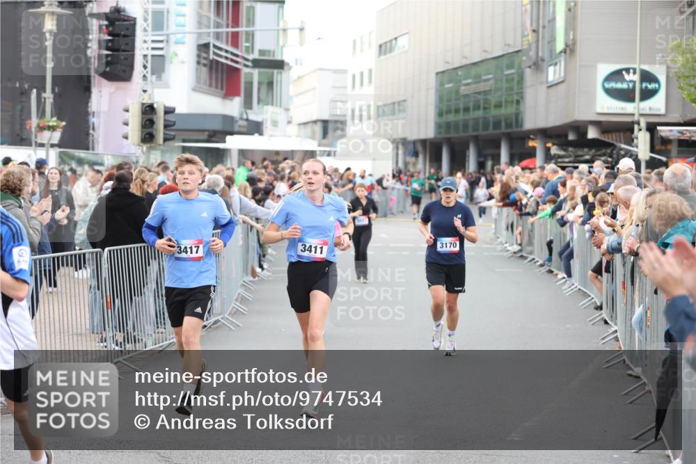 12.06.2026 - Holstenköstenlauf Andreas Tolksdorf http://msf.ph/oto/9747534 12.06.2026 19:58:49 Laufen 3411, 3417, 3170 meine-sportfotos.de