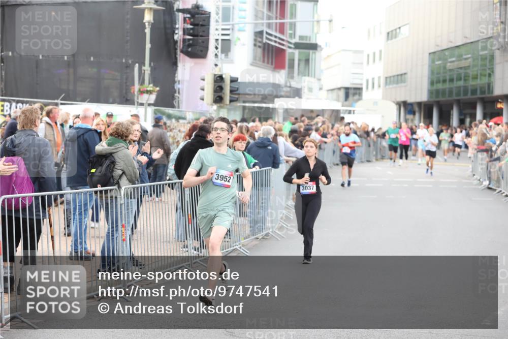 12.06.2026 - Holstenköstenlauf Andreas Tolksdorf http://msf.ph/oto/9747541 12.06.2026 19:58:53 Laufen 3952, 3037 meine-sportfotos.de
