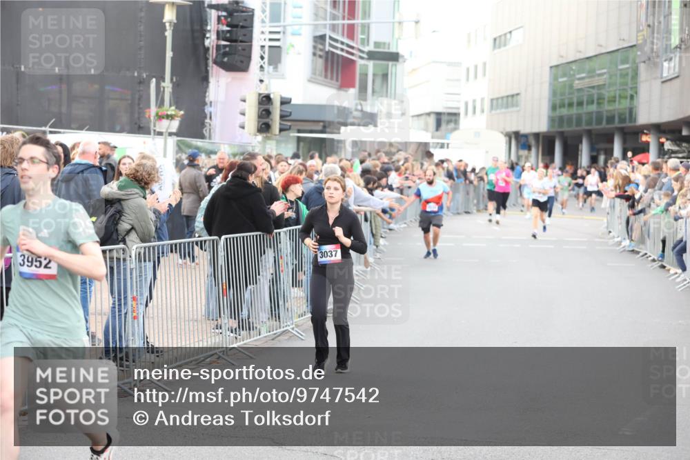 12.06.2026 - Holstenköstenlauf Andreas Tolksdorf http://msf.ph/oto/9747542 12.06.2026 19:58:54 Laufen 3952, 3037 meine-sportfotos.de