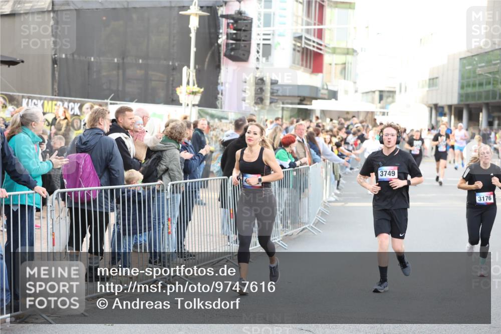12.06.2026 - Holstenköstenlauf Andreas Tolksdorf http://msf.ph/oto/9747616 12.06.2026 20:00:15 Laufen 3749, 3176 meine-sportfotos.de