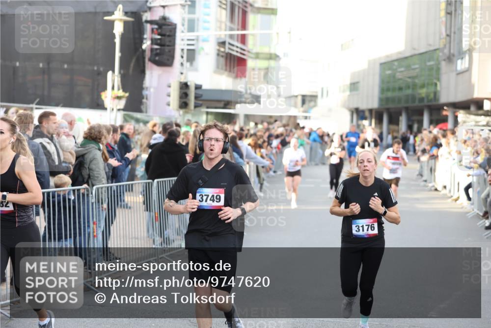 12.06.2026 - Holstenköstenlauf Andreas Tolksdorf http://msf.ph/oto/9747620 12.06.2026 20:00:16 Laufen 3749, 3176 meine-sportfotos.de