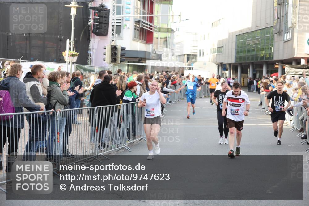 12.06.2026 - Holstenköstenlauf Andreas Tolksdorf http://msf.ph/oto/9747623 12.06.2026 20:00:20 Laufen 3269, 37, 3382, 3231 meine-sportfotos.de