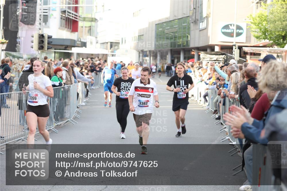12.06.2026 - Holstenköstenlauf Andreas Tolksdorf http://msf.ph/oto/9747625 12.06.2026 20:00:22 Laufen 3269, 3230, 3382, 3231 meine-sportfotos.de