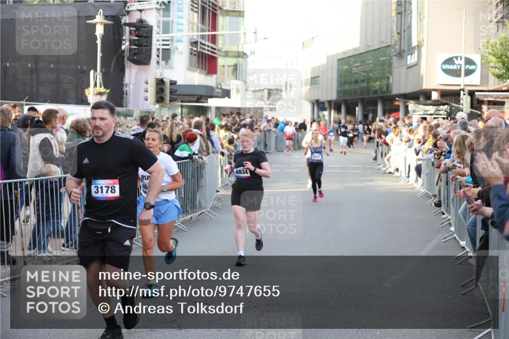 12.06.2026 - Holstenköstenlauf Andreas Tolksdorf http://msf.ph/oto/9747655 12.06.2026 20:00:58 Laufen 4834, 3178, 4457 meine-sportfotos.de