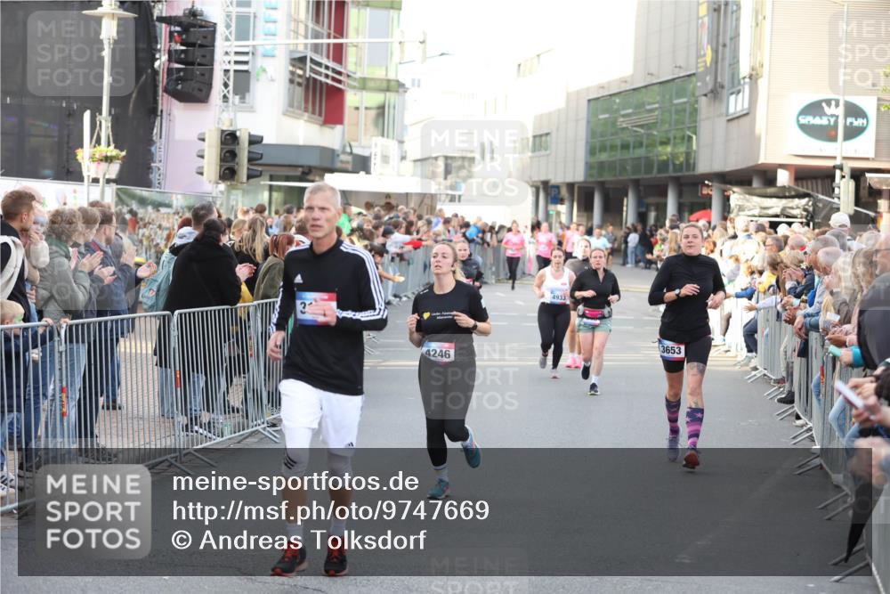 12.06.2026 - Holstenköstenlauf Andreas Tolksdorf http://msf.ph/oto/9747669 12.06.2026 20:01:13 Laufen 4246, 4933, 3653 meine-sportfotos.de