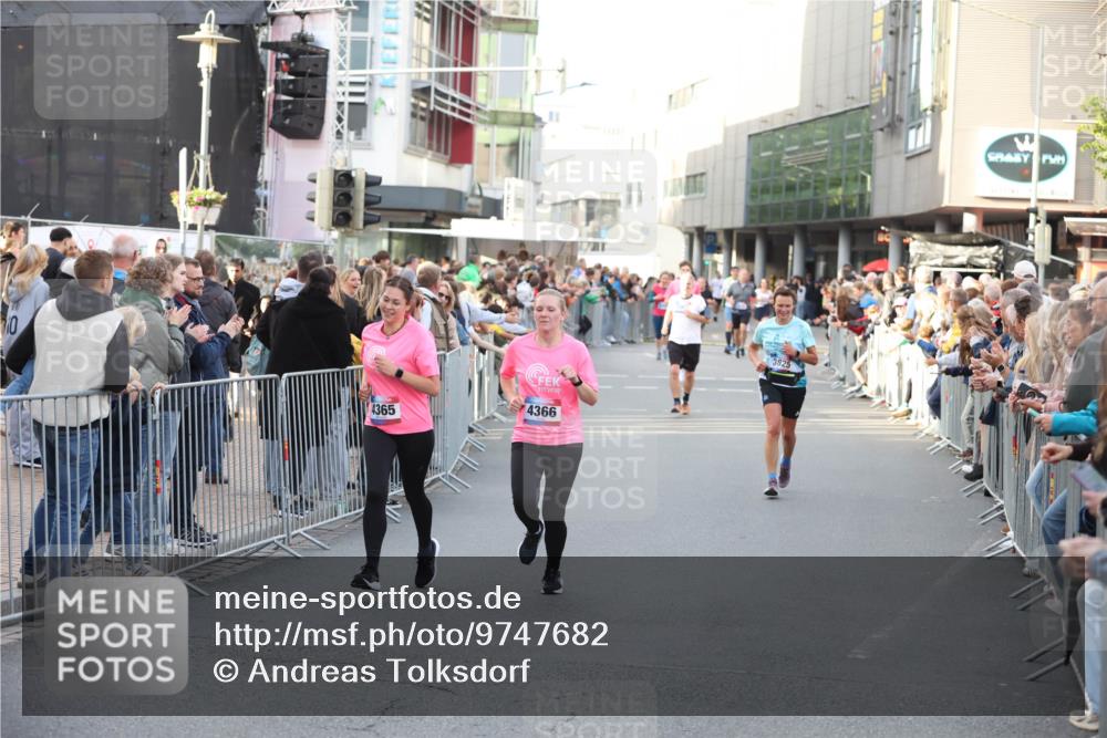 12.06.2026 - Holstenköstenlauf Andreas Tolksdorf http://msf.ph/oto/9747682 12.06.2026 20:01:24 Laufen 4365, 2030, 4366, 3825 meine-sportfotos.de