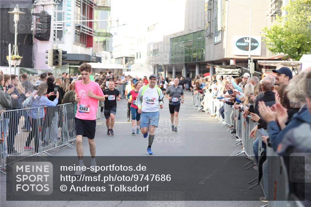 12.06.2026 - Holstenköstenlauf Andreas Tolksdorf http://msf.ph/oto/9747686 12.06.2026 20:01:33 Laufen 4382, 3284, 2030, 4890, 3558 meine-sportfotos.de