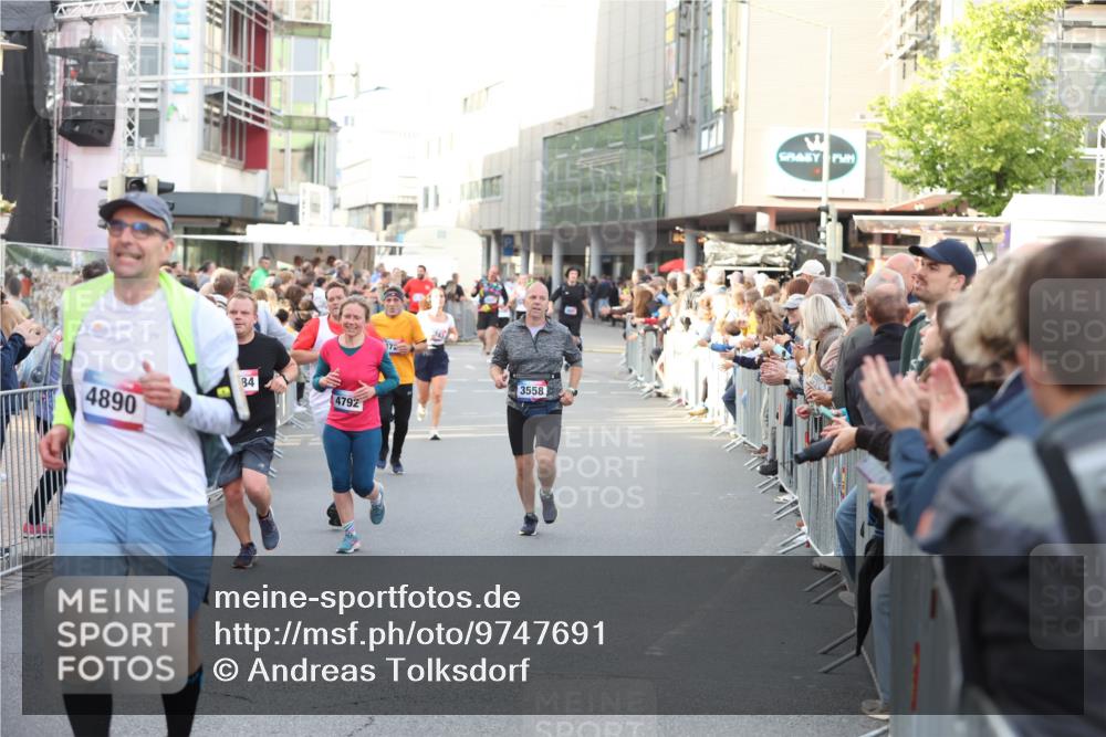 12.06.2026 - Holstenköstenlauf Andreas Tolksdorf http://msf.ph/oto/9747691 12.06.2026 20:01:35 Laufen 4890, 84, 4792, 3558 meine-sportfotos.de