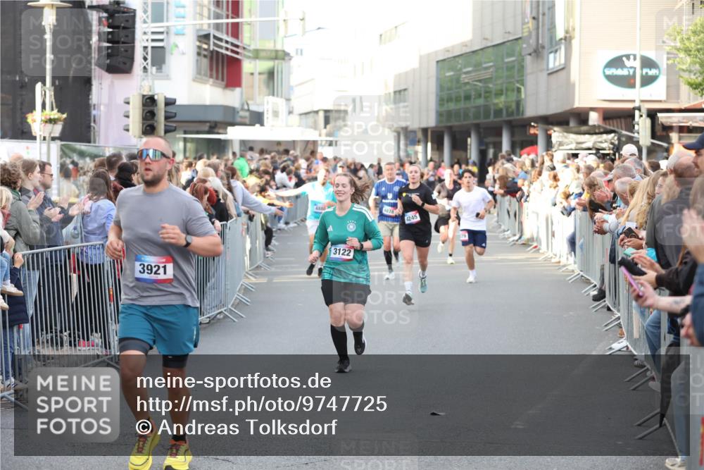 12.06.2026 - Holstenköstenlauf Andreas Tolksdorf http://msf.ph/oto/9747725 12.06.2026 20:02:07 Laufen 3921, 4880, 4878, 4245, 3122 meine-sportfotos.de
