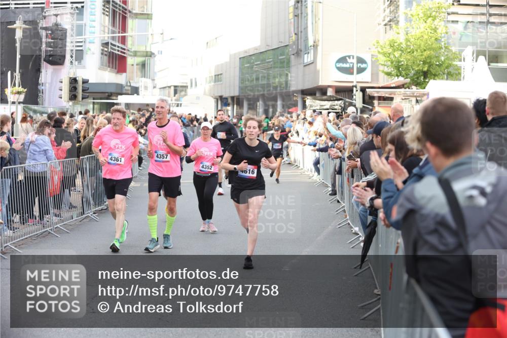 12.06.2026 - Holstenköstenlauf Andreas Tolksdorf http://msf.ph/oto/9747758 12.06.2026 20:02:50 Laufen 37, 4357, 4361, 4352, 4616, 3167 meine-sportfotos.de