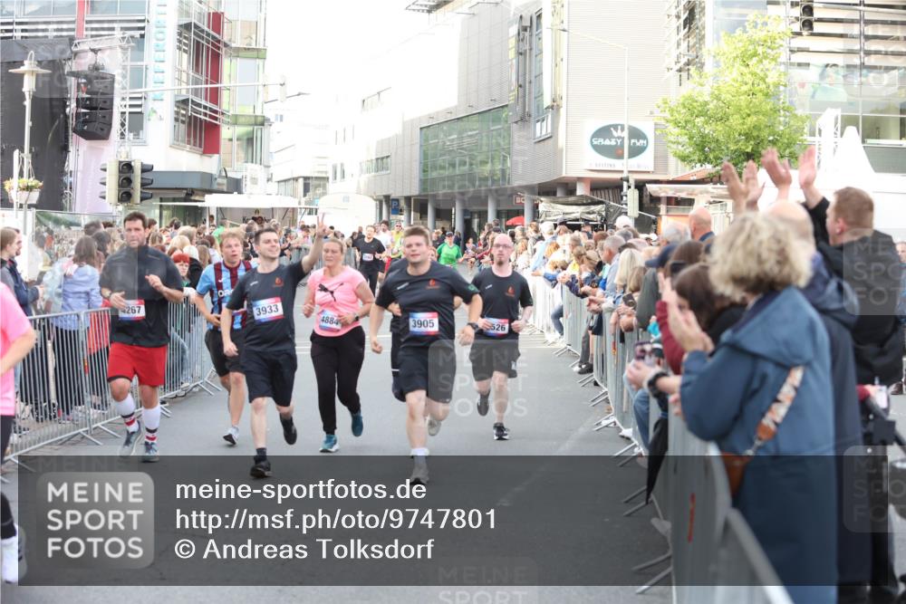 12.06.2026 - Holstenköstenlauf Andreas Tolksdorf http://msf.ph/oto/9747801 12.06.2026 20:03:32 Laufen 3933, 3905, 526 meine-sportfotos.de