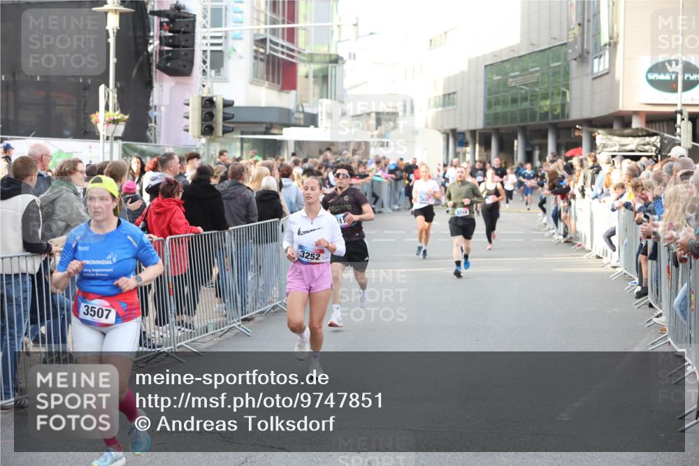 12.06.2026 - Holstenköstenlauf Andreas Tolksdorf http://msf.ph/oto/9747851 12.06.2026 20:04:27 Laufen 3507, 3252, 3319, 3 meine-sportfotos.de